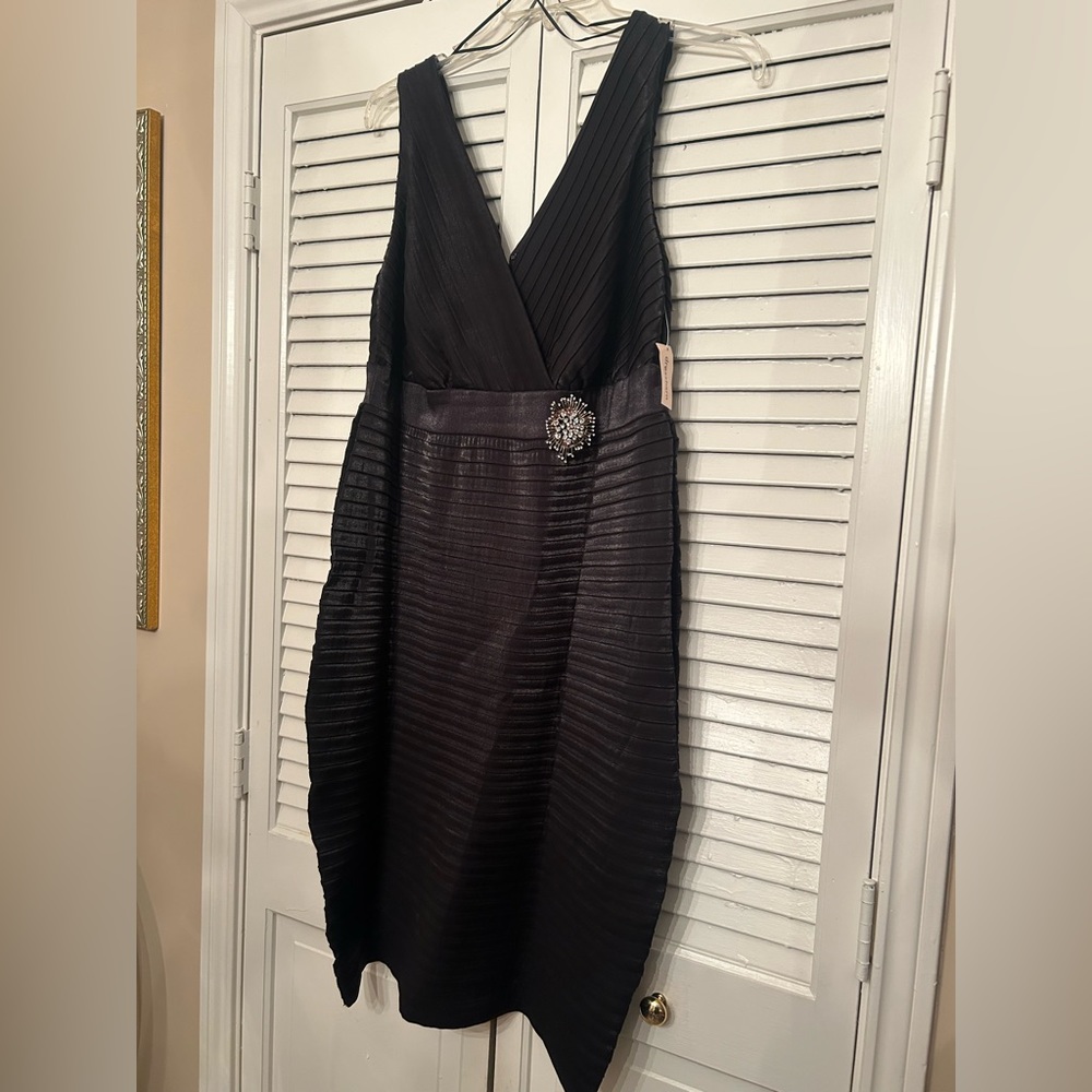 Black Sleeveless V-neck Dress